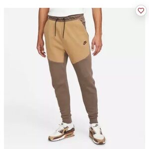 Nike tech Men small pants.See pics. Emblem is a little wrinkled from over-drying